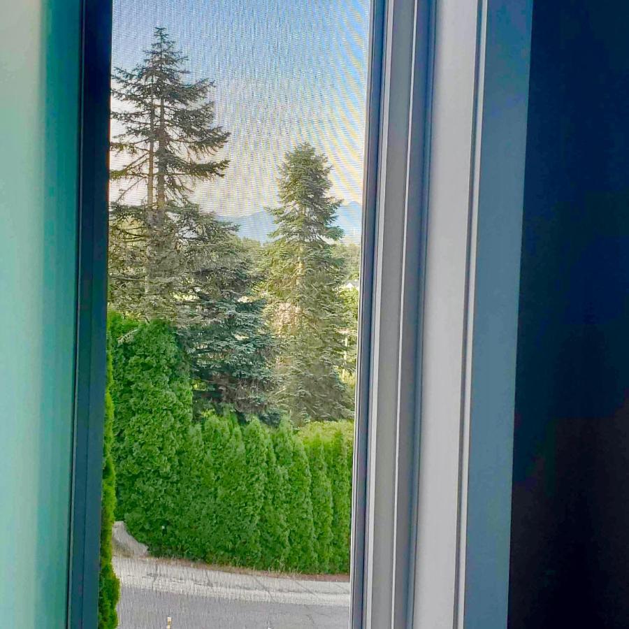 Mountain Retreat 3 Bedroom Garden House Near Heritage Park, Coliseum , Hwy 1, Fishing, Cultus * Chilliwack