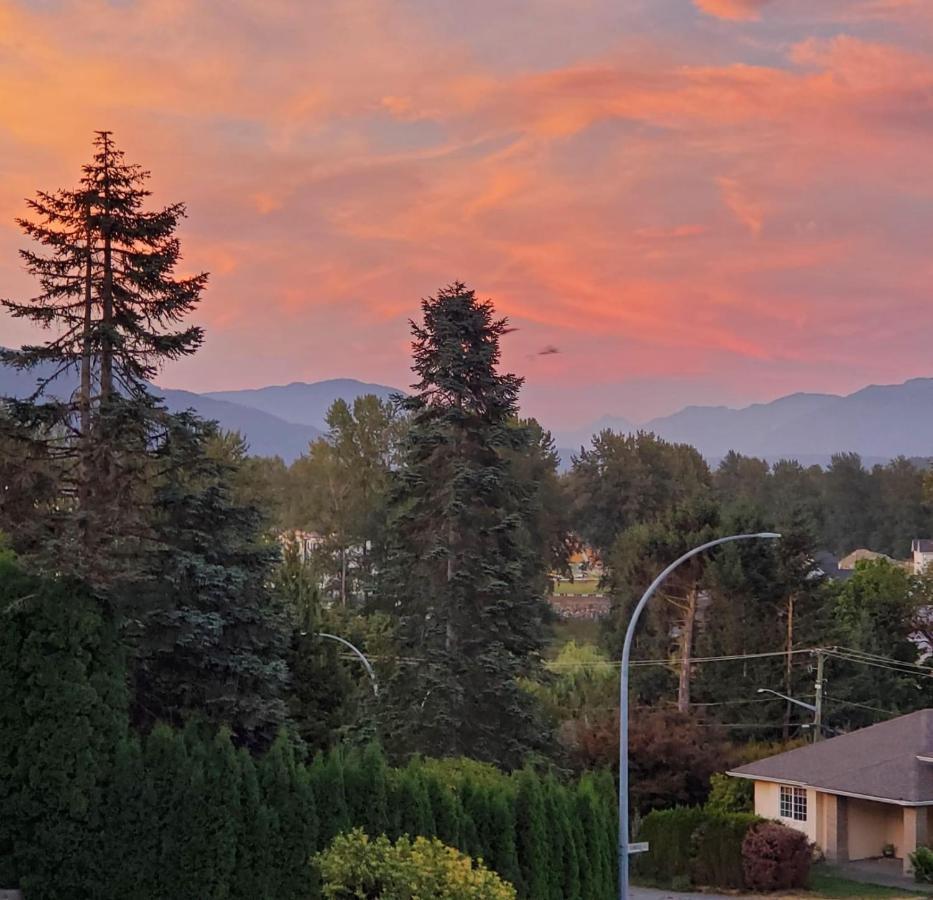 Mountain Retreat 3 Bedroom Garden House Near Heritage Park, Coliseum , Hwy 1, Fishing, Cultus * Chilliwack