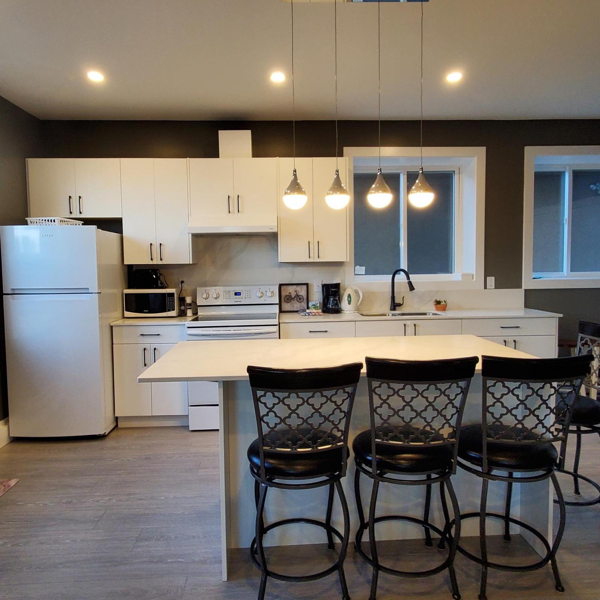 Mountain Retreat 3 Bedroom Garden House Near Heritage Park, Coliseum , Hwy 1, Fishing, Cultus * Chilliwack